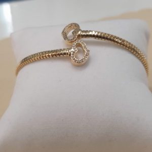 Bracciale rigido con cuori in argento